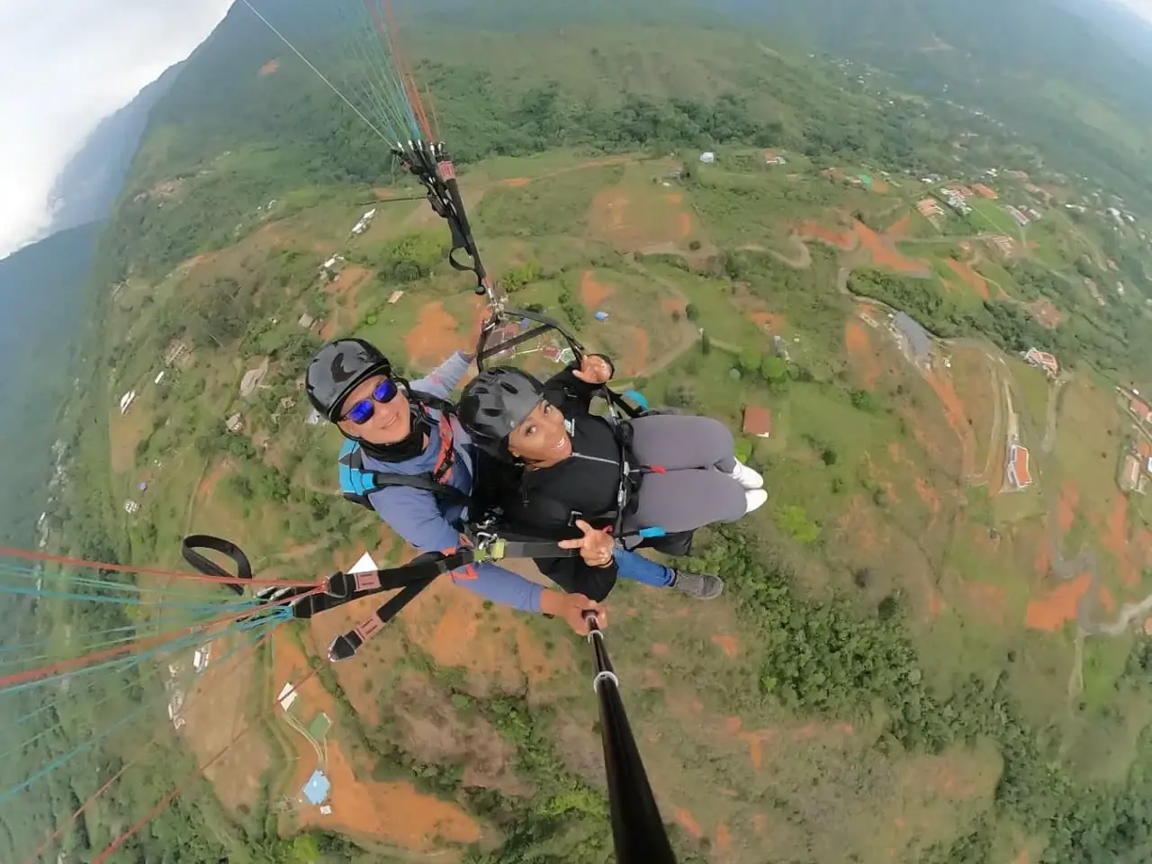 Un vuelo en parapente biplaza sobre los cerros verdes del Valle del Cauca.